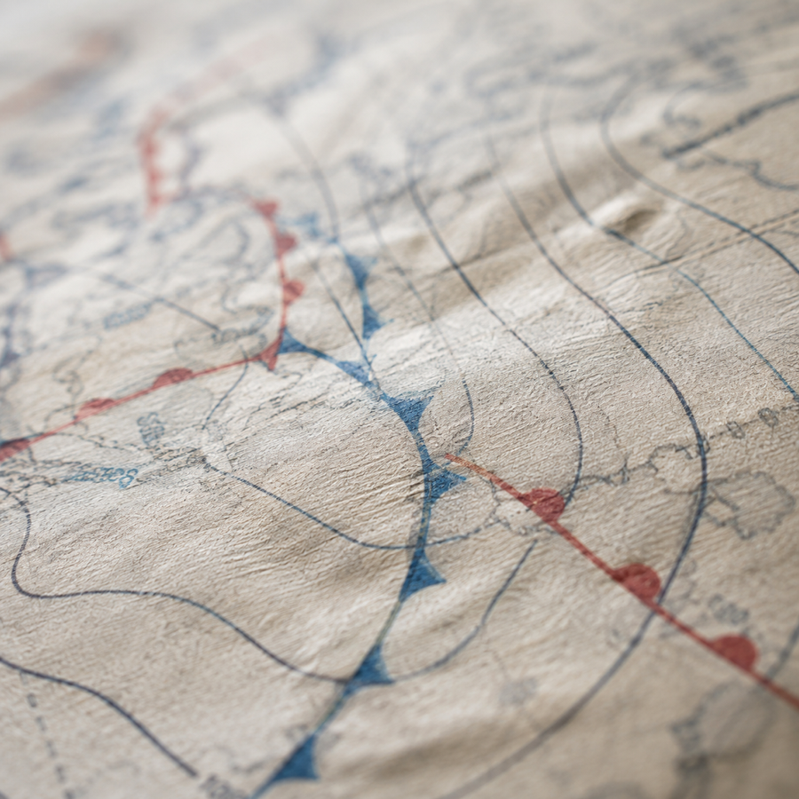 Carte météo ancienne avec isobares et fronts rouge/bleu, étiquettes floues